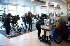 Cử tri bỏ phiếu sớm bầu Tổng thống Mỹ 2020 tại điểm bầu cử ở Painesville, bang Ohio ngày 16/10/2020. (Ảnh: AFP/TTXVN)