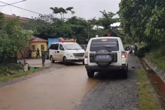Xe cứu thương đưa thi thể cán bộ, chiến sỹ Đoàn Kinh tế Quốc phòng 337 bị sạt núi vùi lấp ra ngoài. (Ảnh: TTXVN/phát)