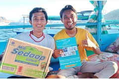 Tàu và chủ tàu Naugo chuyên giao hàng tại Labuan Bajo. (Nguồn: Vietnam+)