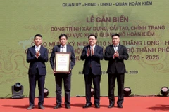 Bí thư Thành ủy Hà Nội Vương Đình Huệ trao Bằng chứng nhận công trình chào mừng kỷ niệm 1010 năm Thăng Long - Hà Nội và Đại hội đại biểu lần thứ XVII Đảng bộ thành phố Hà Nội, nhiệm kỳ 2020-2025 cho lãnh đạo quận Hoàn Kiếm. (Văn Điệp/TTXVN)