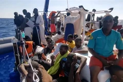 Người di cư được cứu lên tàu MV Louise Michel tại Địa Trung Hải ngày 29/8/2020. (Ảnh: AFP/ TTXVN)