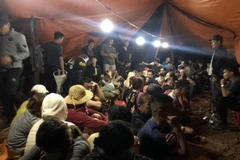 Các đối tượng đánh bạc bị bắt giữ. (Ảnh: TTXVN phát)