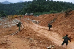 Lực lượng Quân khu 4 nỗ lực tìm kiếm các công nhân mất tích tại Rào Trăng 3. (Ảnh: Đỗ Trưởng/TTXVN)