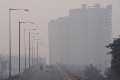 Khói mù ô nhiễm bao phủ dày đặc tại New Delhi, Ấn Độ. (Ảnh: AFP/TTXVN)