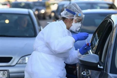 Nhân viên y tế lấy mẫu xét nghiêm COVID-19 tại Zagreb, Croatia, ngày 30/9/2020. (Ảnh: THX/TTXVN)