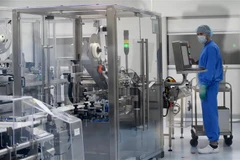 Nhân viên làm việc trên dây chuyền sản xuất vắcxin ngừa COVID-19 tại một công ty công nghệ sinh học ở Strelna, Nga ngày 20/5/2020. (Ảnh: AFP/TTXVN)