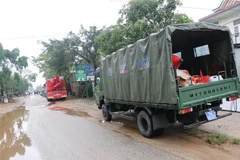 Lực lượng chức năng trên đường vào khu vực sạt lở của Thủy điện Rào Trăng 3. (Ảnh: Đỗ Văn Trưởng/TTXVN)