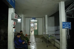 Lực lượng công an túc trực tại Bệnh viện Đa khoa Bình Điền nơi 5 người bị thương nặng được đưa về cấp cứu trong đêm 13/10. (Ảnh: Trần Lê Lâm/TTXVN)