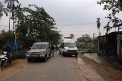 Lực lượng chức năng trên đường vào khu vực sạt lở của Thủy điện Rào Trăng 3. (Ảnh: Đỗ Văn Trưởng/TTXVN)