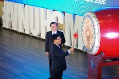 Phó Thủ tướng Phạm Bình Minh thực hiện nghi thức đánh trống khai khóa. (Nguồn: vnuhcm.edu.vn)