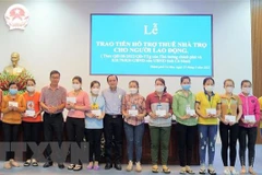 Người lao động bị ảnh hưởng bởi đại dịch COVID-19 trên địa bàn thành phố Cà Mau được hỗ trợ 3 tháng tiền thuê nhà trọ, mỗi tháng 500.000 đồng. (Ảnh: Kim Há/TTXVN)