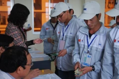 Lao động Việt Nam làm thủ tục sang Hàn Quốc làm việc (Ảnh minh hoạ: PV/vietnam+)