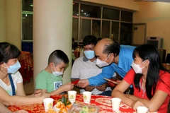 Tổ chức công đoàn thăm hỏi, động viên và lì xì Tết cho công nhân lao động. (Ảnh minh họa: Thanh Vũ/TTXVN)
