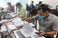 UBND Quận 3, TP.HCM, tăng cường lực lượng tình nguyện viên tham gia tiếp nhận, thẩm định, giải quyết hồ sơ hỗ trợ tiền thuê nhà cho người lao động. (Ảnh: Thanh Vũ/TTXVN)