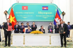 Bộ trưởng Bộ Lao động-Thương binh và Xã hội Đào Ngọc Dung (trái) ký kết Bản ghi nhớ hợp tác trong lĩnh vực lao động với Bộ trưởng Bộ Lao động và Đào tạo nghề Campuchia Ith Samheng. (Ảnh: PV/Vietnam+)