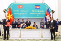 Bộ trưởng Bộ Lao động-Thương binh và Xã hội Đào Ngọc Dung (trái) ký kết Bản ghi nhớ hợp tác trong lĩnh vực lao động với Bộ trưởng Bộ Lao động và Đào tạo nghề Campuchia Ith Samheng. (Ảnh: PV/Vietnam+)