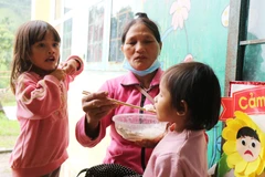 Chăm lo cho trẻ em tại điểm sơ tán cho người dân tránh bão. (Ảnh: Phạm Cường/TTXVN)