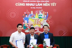 Ký kết thỏa thuận hợp tác, chung tay thực hiện Chương trình "Cùng nhau làm nên Tết”. (Ảnh: PV/Vietnam+)
