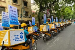 Trên khắp cả nước, gần 700 đội truyền thông lưu động bằng phương tiện ô tô, xe máy ra quân tuyên truyền về bảo hiểm xã hội, bảo hiểm y tế. (Ảnh: PV/Vietnam+)