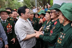 Thủ tướng Phạm Minh Chính gặp gỡ, thăm hỏi các cựu thanh niên xung phong tại Ngã ba Đồng Lộc. (Ảnh minh họa: Dương Giang/TTXVN)