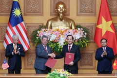 Trao đổi “Bản ghi nhớ về tuyển dụng, việc làm và hồi hương lao động giữa Chính phủ Việt Nam và Chính phủ Malaysia”. (Ảnh: PV/Vietnam+)