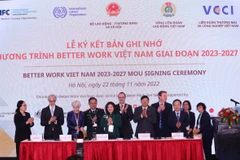 Ký kết Bản ghi nhớ về thực hiện Chương trình Better Work giai đoạn 2023-2027. (Ảnh: PV/Vietnam+)