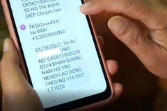 Những người lao động đầu tiên được chi trả tiền hỗ trợ từ nguồn kết dư Quỹ bảo hiểm thất nghiệp. (Nguồn ảnh: Thanh Dũng/Bảo hiểm xã hội tỉnh Quảng Nam)