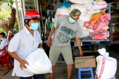 Cấp phát gạo cứu đói. (Ảnh minh hoạ: TTXVN)