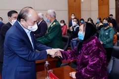 Chủ tịch nước Nguyễn Xuân Phúc thăm, tặng quà và chúc Tết các gia đình người có công, nạn nhân chất độc da cam, hộ nghèo, công nhân lao động nhân dịp Tết Nguyên đán Nhâm Dần 2022. (Ảnh: Thông Nhất/ TTXVN)