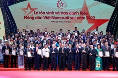 Trao danh hiệu 100 tấm gương “Nông dân Việt Nam xuất sắc” năm 2022. (Ảnh: Thống Nhất/TTXVN)
