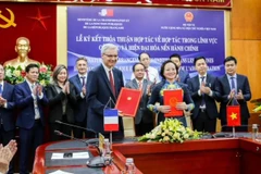 Lễ ký kết bản thỏa thuận song phương về hợp tác trong lĩnh vực công vụ và hiện đại hóa nền hành chính giữa Bộ Chuyển đổi và Công vụ Cộng hòa Pháp và Bộ Nội Vụ Việt Nam. (Ảnh: Đại sứ quán Pháp tại Việt Nam)