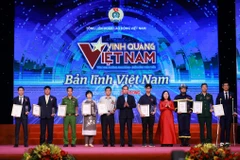 Vinh quang Việt Nam vinh danh các tập thể, cá nhân điển hình cho phong trào thi đua yêu nước. (Ảnh: PV/Vietnam+)