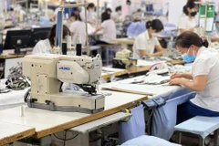 Doanh nghiệp dệt may thiếu hụt lao động cục bộ vì số ca F0 nhiều. (Ảnh: PV/Vietnam+)