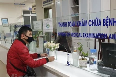 Người dân làm thủ tục khám chữa bệnh. (Ảnh: T.G/Vietnam+)