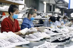 Công nhân sản xuất giày xuất khẩu. (Ảnh minh hoạ: Trần Việt/TTXVN)