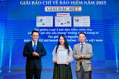 Giải Đặc biệt đã được trao cho loạt 3 bài: Bảo hiểm nhân thọ: Lắp “tay vịn cho cầu thang” không chỉ để trang trí của tác giả Hạnh Nguyễn, báo điện tử VietnamPlus, Thông tấn xã Việt Nam. (Ảnh: Vietnam+)