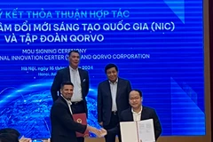 Lễ trao Biên bản ghi nhớ hợp tác (MOU) giữa NIC và Qorvo diễn ra dưới sự chứng kiến của Bộ trưởng Nguyễn Chí Dũng và ông Bob Bruggeworth, Chủ tịch Tập đoàn Qorvo. (Ảnh: Vietnam+)