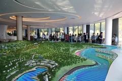 Khách tham quan tìm hiểu quy hoạch một khu vực ở thành phố Quy Nhơn. (Ảnh: Ngọc Duy/Vietnam+)