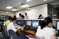Thanh khoản trên cả hai sàn trong tuần có sự giảm sút so với tuần trước. Cụ thể, khối lượng khớp lệnh trên sàn HoSE giảm 26,8% và tại sàn HNX giảm 29%. (Ảnh: Vietnam+)