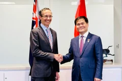 Thứ trưởng Bùi Văn Khắng hội đàm với Bộ trưởng Bộ Ngân khố Australia. (Ảnh" CTV/Vietnam+)