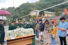 Tang vật thu giữ gồm 70kg Ketamine được cất giấu tinh vi trong ghế ngồi của xe ô tô và bình xăng, cùng một xe ô tô mang biển số Lào 1628. (Ảnh: HQ/Vietnam+)