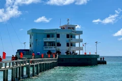 Đảo Len Đao - Giữa biển khơi rộng lớn nổi lên một khu nhà vững chắc, sừng sững hiên ngang đóng chốt ngay bên cạnh đảo Gạc Ma (do Trung Quốc chiếm đóng trái phép). (Ảnh: Hạnh Nguyễn/Vietnam+)