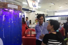 Tư vấn cho các hộ nuôi trồng thuỷ sản. (Ảnh: PV/Vietnam+)