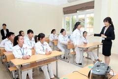 Điều dưỡng viên, hộ lý học tiếng Nhật trước khi sang Nhật Bản làm việc. (Ảnh: TTXVN)