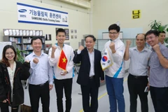 Thí sinh Nguyễn Bá Phước (thứ 3 từ phải sang) dự Kỳ thi Tay nghề Thế giới. (ẢNh: PV/Vietnam+)