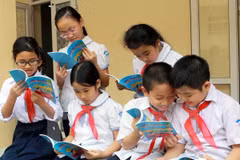 Các em học sinh đang tìm hiểu về Luật Trẻ em. (Ảnh minh hoạ: TTXVN)