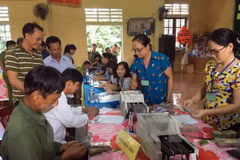 Người dân tỉnh Quảng Trị làm thủ tục nhận tiền đền bù sự cố môi trường biển. (Ảnh minh hoạ: Trần Tĩnh/TTXVN)