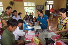 Người dân tỉnh Quảng Trị làm thủ tục nhận tiền đền bù sự cố môi trường biển. (Ảnh minh hoạ: Trần Tĩnh/TTXVN)