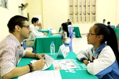 Học sinh tiểu học thi nói với giáo viên người nước ngoài. (Ảnh minh hoạ: Quý Trung/TTXVN)