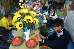 Lớp học handmade giúp các em học sinh khuyết tật có thêm kinh phí về quê ăn Tết. (Ảnh: Hồng Kiều/Vietnam+)